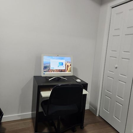 Modern 2 Bedroom Basement Suite At West Edmonton Esterno foto