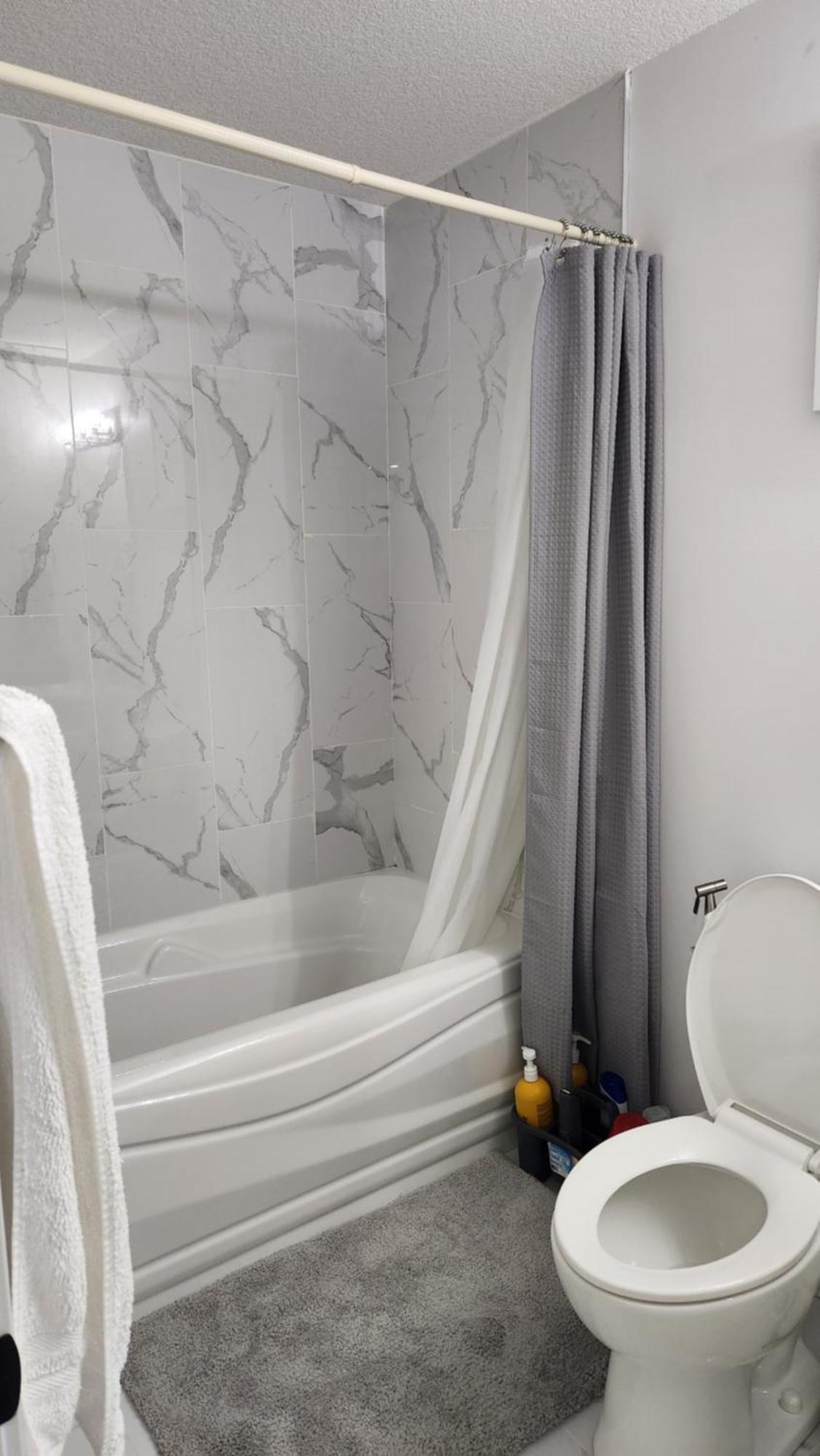 Modern 2 Bedroom Basement Suite At West Edmonton Esterno foto
