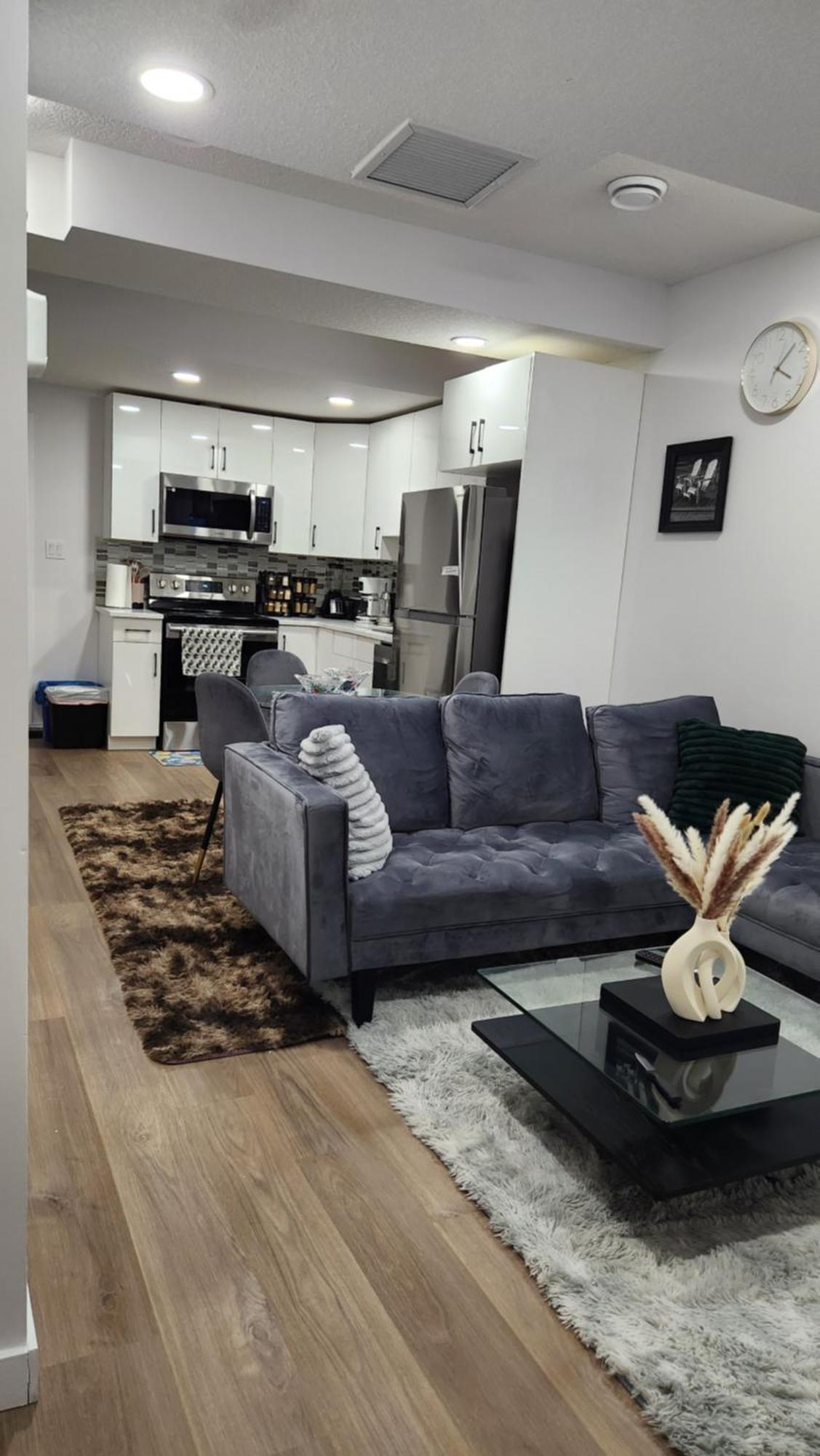 Modern 2 Bedroom Basement Suite At West Edmonton Esterno foto