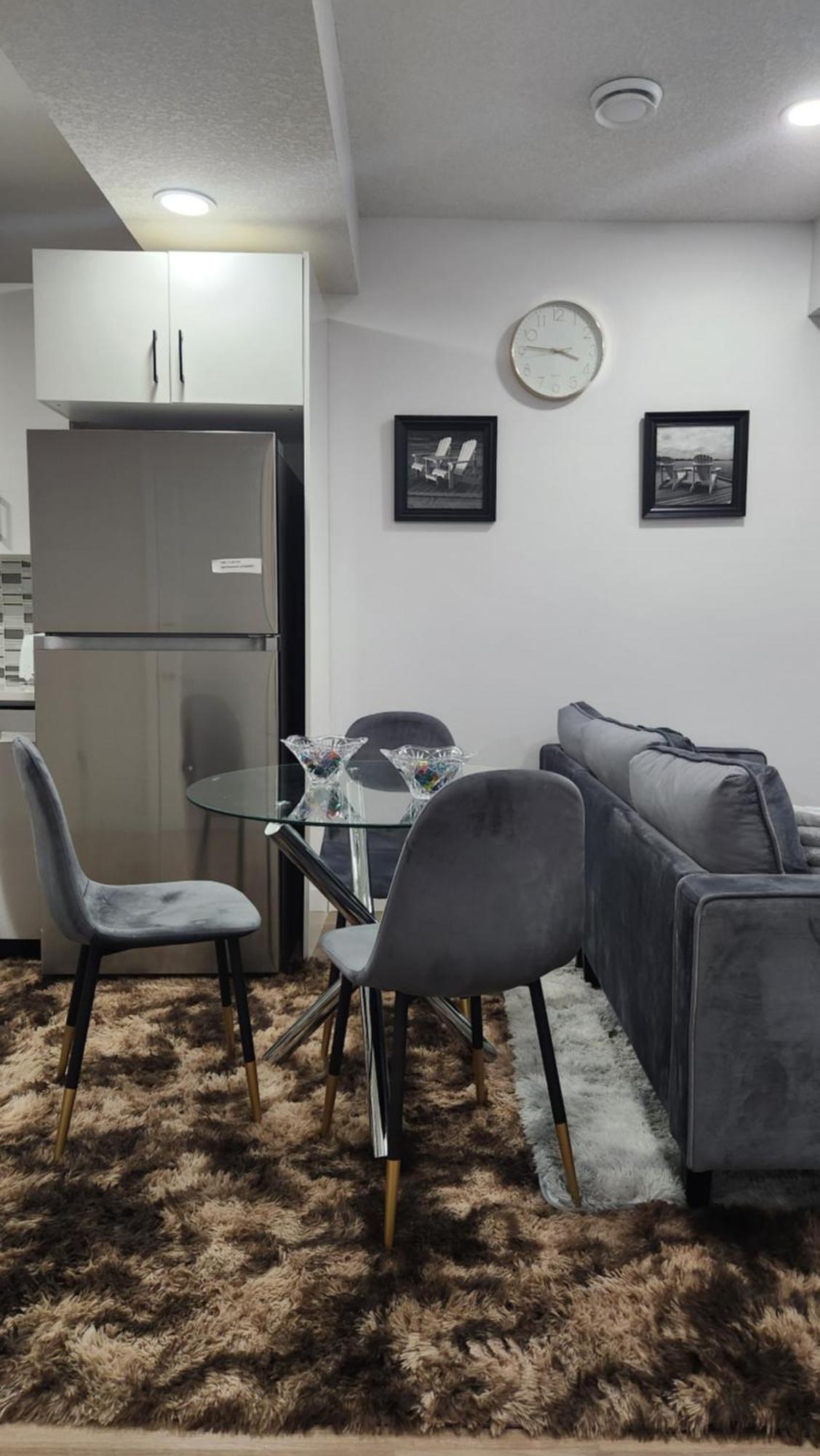 Modern 2 Bedroom Basement Suite At West Edmonton Esterno foto