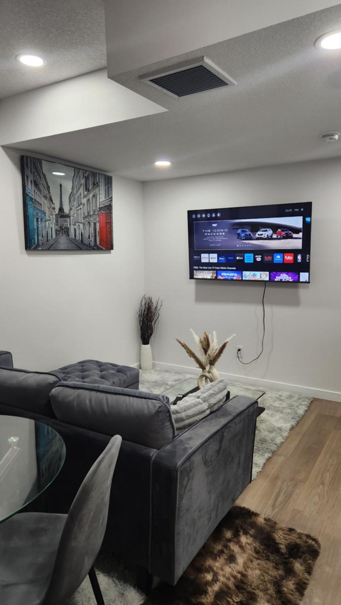 Modern 2 Bedroom Basement Suite At West Edmonton Esterno foto
