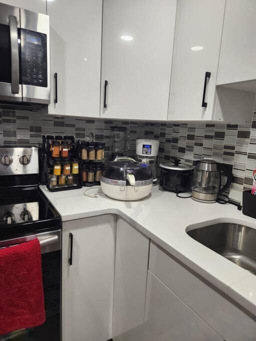 Modern 2 Bedroom Basement Suite At West Edmonton Esterno foto