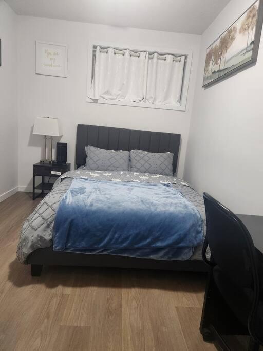 Modern 2 Bedroom Basement Suite At West Edmonton Esterno foto