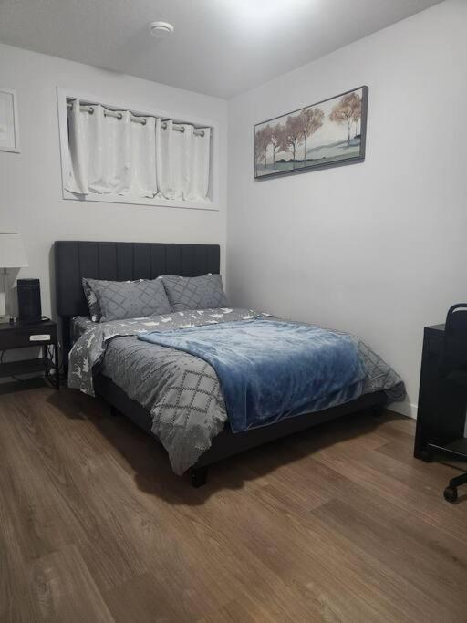 Modern 2 Bedroom Basement Suite At West Edmonton Esterno foto