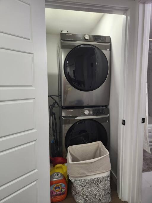 Modern 2 Bedroom Basement Suite At West Edmonton Esterno foto